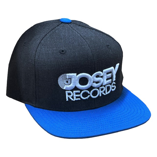 Gorra de lona Josey con visera plana y cierre a presión (logotipo gris/azul/blanco)