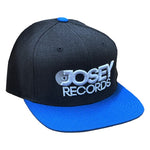 Gorra de lona Josey con visera plana y cierre a presión (logotipo gris/azul/blanco)