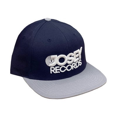 Gorra de lona Josey con visera plana y cierre a presión (logotipo azul marino, gris y blanco)
