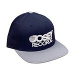 Gorra de lona Josey con visera plana y cierre a presión (logotipo azul marino, gris y blanco)