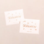 Tomorrow X Together (Txt) - Miniepisodio 3: Tomorrow - Álbumes de Weverse, versión aleatoria - Incluye tarjetero, pegatina, sello, tarjeta fotográfica A, tarjeta fotográfica B + tarjeta QR (CD)